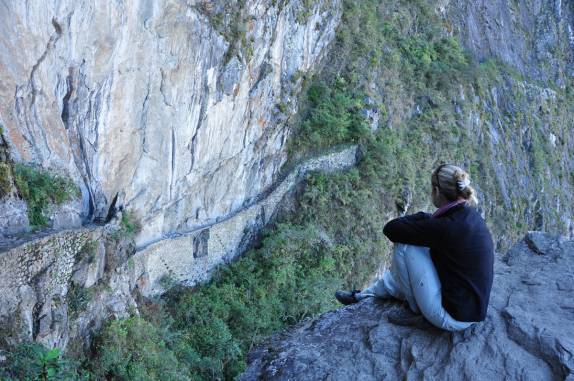 Observando uma antiga trilha inca que leva à Machu Picchu, no Peru